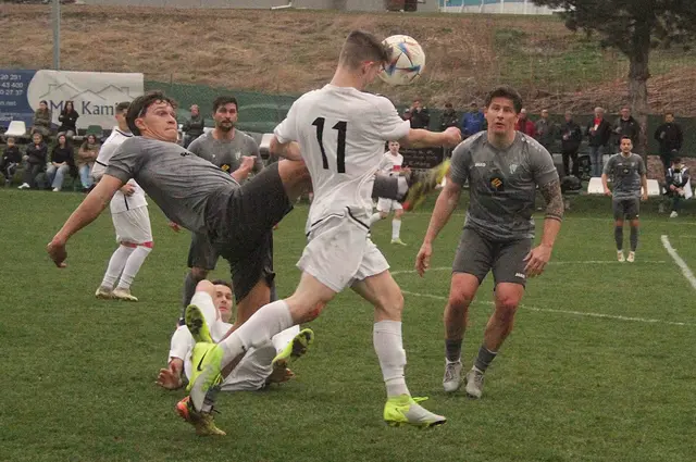 Ajdin Kadric im Duell mit Kristian Horvath - ein Spiel  auf Augenhöhe wie man sieht. | Foto: Peter Seper