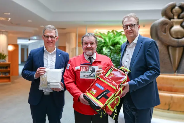 v.l.n.r: Johannes Scheidl, Vorstandsvorsitzender der Waldviertler Sparkasse; Hans Ebner, Präsident des Roten Kreuzes Niederösterreich; Peter Hochleitner, Vorstandsdirektor der Waldviertler Sparkasse. | Foto: privat