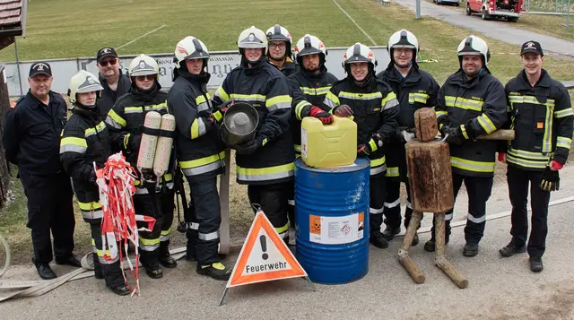 Modulleiter Peter Rauch und Ausbildner Walter Loimayer mit den Teilnehmern Julia Rester, Dominik Rester, Jakob Schübl, Daniel Radatz, Pierre Strenn, Lorzenz Huber, Sebastian Leeb , Maximilian Fürst, Werner Gundacker und dem Ausbildner Benedikt Strasser. | Foto: Günther Huber
