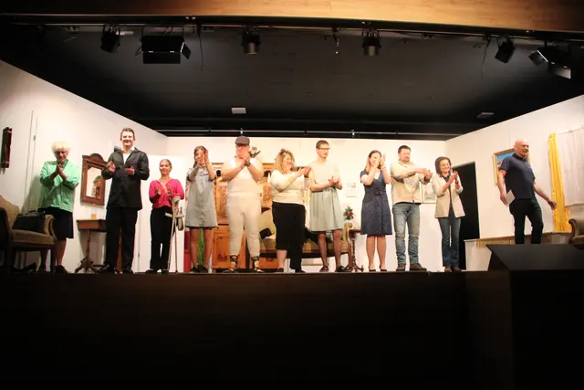 Mit Lügen und Verwechslungen übers Wasser halten