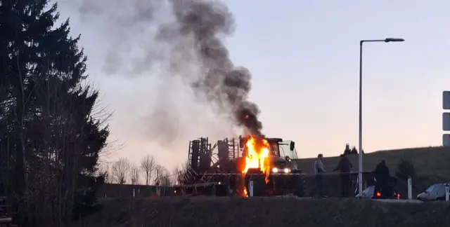 Traktor stand auf der B 38 plötzlich in Flammen