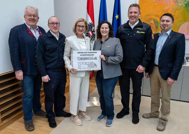 Hans-Peter Vodicka, Gerald Brüger, Landeshauptfrau Johanna Mikl-Leitner, Bürgermeisterin Gudrun Sperber-Habitzl (VP), Feuerwehr Kommandant Alfred Groher und Clemens Wiesmann. | Foto: NLK Khittl