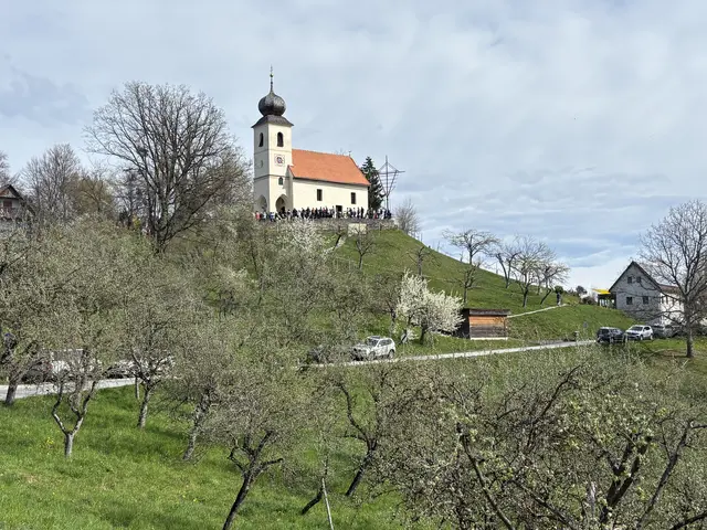 Eine Wanderung zur Georgikirche ist zu jeder Jahreszeit ein Erlebnis, denn vom Georgiberg genießt man �eine wunderbare Aussicht auf den Naturpark Südsteiermark
und bei schönem Wetter kann man sogar bis zur Koralpe schauen.  | Foto: MeinBezirk/Waltraud Fischer