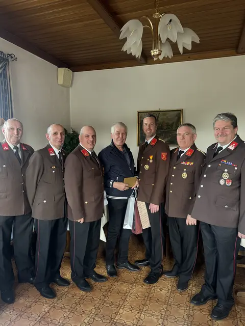 Die Feuerwehr Neustift an der Rosalia überbrachte Josef Huber die besten Glückwünsche. | Foto: FF Neustift/Rosalia