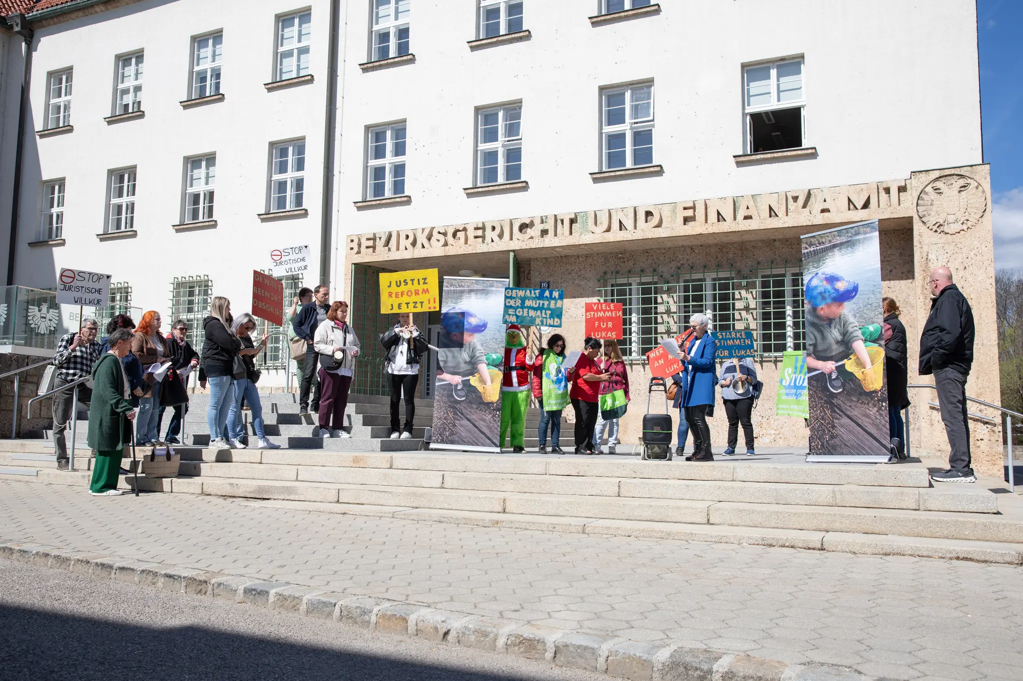 Neunkirchen: Loud cheers for Lukas (3) and his mom - Neunkirchen