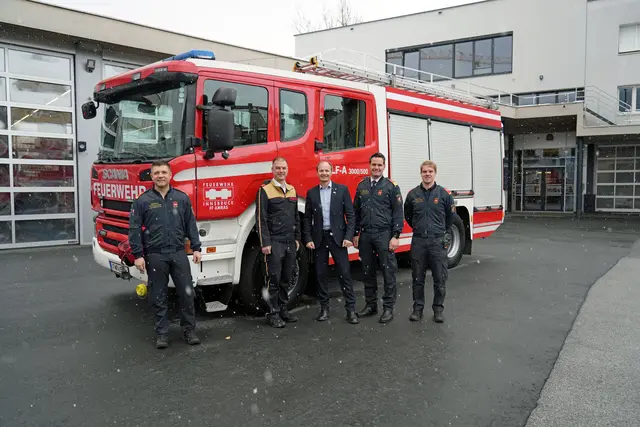 Bürgermeister Johannes Anzengruber (Mitte) kam zur Übergabe des Rüstlöschfahrzeugs der FF Amras mit Offizier Marco Eller (BFI), Kommandant Markus Hundsbichler (FF Amras), Branddirektor Helmut Hager und Offizier Manuel Schieferle (v.l.). | Foto: BFI/M.Verdross