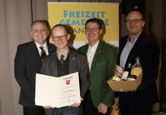 "Dank &amp; Anerkennung" gab es auch für Hannes Messmann und seine langjährige Tätigkeit als Obmann-Stellvertreter bei der Faschingsgilde Langau. | Foto: Mayerhofer