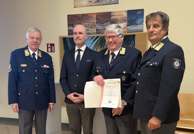 Gerhard Pucher erhielt für seine aktive 50-jährige Mitgliedschaft das Ehrenzeichen in Gold. | Foto: ÖWR Ebensee