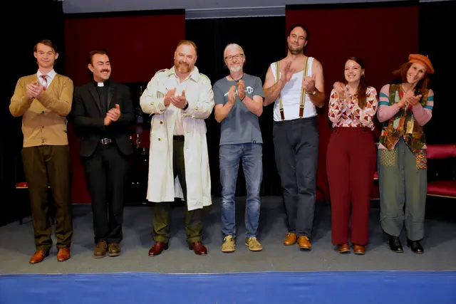 Eine viel bejubelte Premiere! Begeisterte Zuschauer im bis zum letzten Platz gefüllten Pfarrzentrum hielten bei "Die Falle" bis zum Schluss den Atem an.  | Foto: Zinterhof