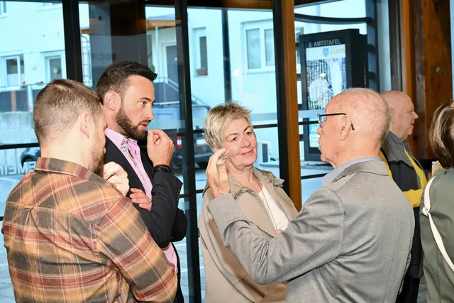 Auch die aktuelle Gemeindeführung informierte sich bei den Zeitzeugen über die damaligen Geschehnisse. | Foto: Hassl / Originalbilder: Chronik Gemeinde Axams