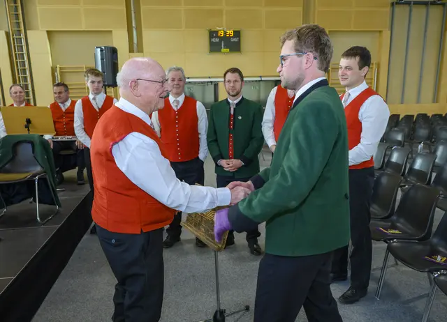 Das Flügelhorn Register überreicht Anton Pfeffern eine Aufmerksamkeit seiner Kolegin und Kolegen. | Foto: Peter Bolha