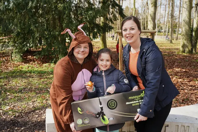 Glückliche Finderin entdeckt goldenes Ei im Schlosspark Steyr