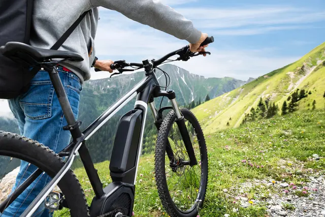 Frühjahrscheck machen und mit dem E-Bike die Berge erklimmen. Bei E-Bikes sollte der Akku regelmäßig überprüft werden. | Foto: Panthermedia/AndreyPopov