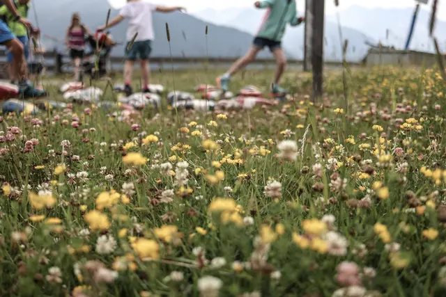 Spiel, Bewegung und Naturerlebnis stehen bei den Natur-Abenteuerkids in St. Michael im Mittelpunkt.  | Foto: © TVB Wipptal | Ewelina Herzog
