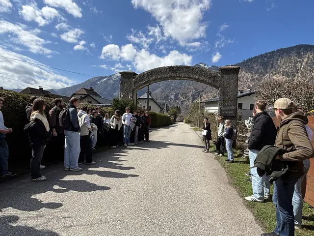 Vor Ort konnten die HAK-Schüler/innen zentrale Orte des historischen Geschehens besichtigen, hier beim Torbogen, dem ehemaligen Haupteingang des Lagers. | Foto: BHAK/BHAS Bad Ischl