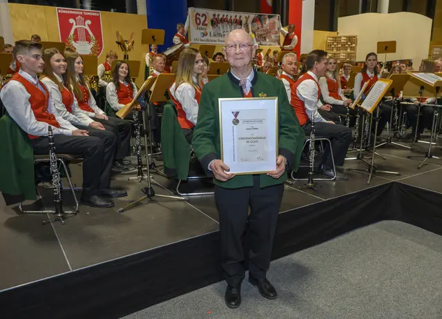 Anton Pfeffer ehilt die Verdienstmedaille des Österreichischen Blasmusikverbandes in GOLD für 62 Jahre Mitgleidschaft der Bürgermsuik. | Foto: Peter Bolha