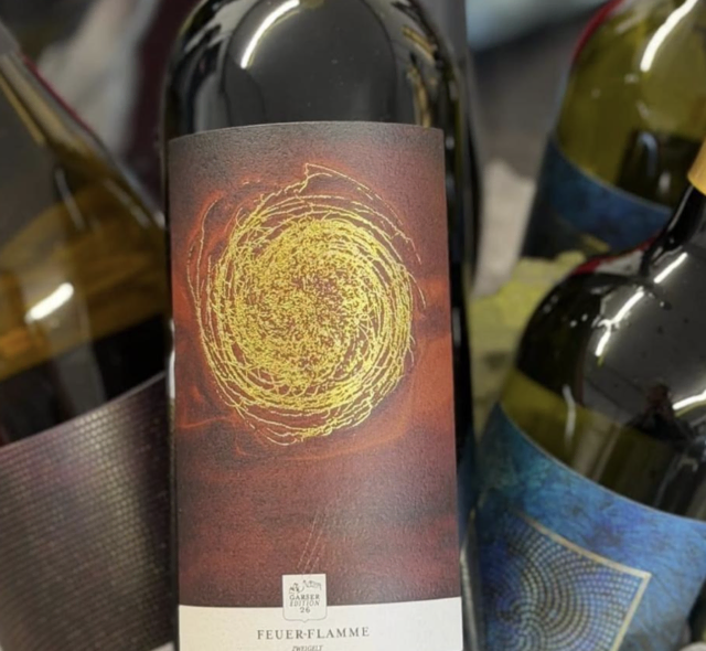 Andererseits sorgt der Garser Wein dafür, dass jedes Jahr ein Künstler mit Bezug zu Gars für die Gestaltung der Etiketten gewonnen wird. | Foto: Manuela Danzinger