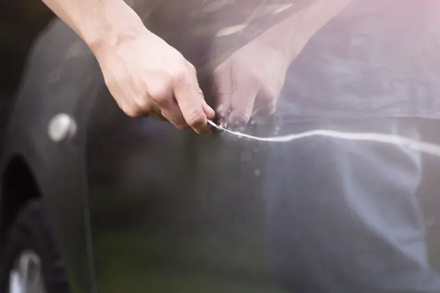 Auf dem öffentlichen Parkplatz vor dem Werkskulturhaus soll eine unbekannte Täterschaft mehrere geparkte Pkw zerkratzt haben. (Symbolfoto) | Foto: stock.adobe.com/at/FotoBob 