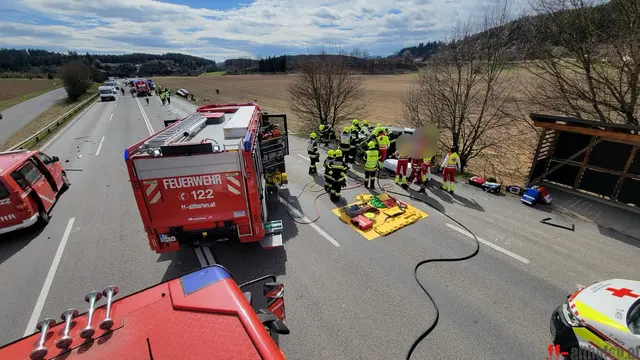 Der 75-Jährige soll aus bislang unbekannter Ursache über die doppelte Sperrlinie und in das entgegenkommende Fahrzeug des 69-Jährigen geraten sein. | Foto: Feuerwehr Althofen