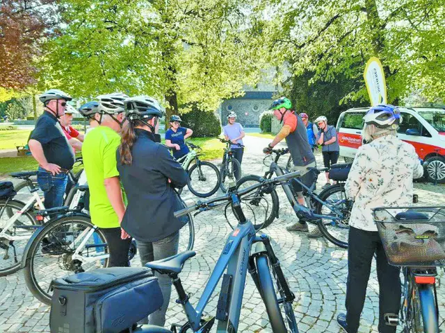 Am Vorplatz der Bludenzer Mittelschule findet am 10. April ein kostenloser E-Bike-Kurs statt. Erfahrene Profis geben dabei wertvolle Tipps.  | Foto:  Stadt Bludenz