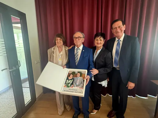 Anlässlich seines Geburtstages überreichte ihm Gabi Hüller ein Fotobuch. | Foto: Gemeinde Marz