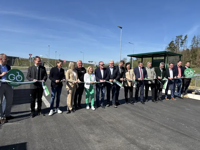 Landesrätin Claudia Holzer eröffnete gemeinsam mit den Bürgermeistern Franz Jost und Manfred Schaffer den neuen Radweg. | Foto: MeinBezirk/ Reinhard Posch