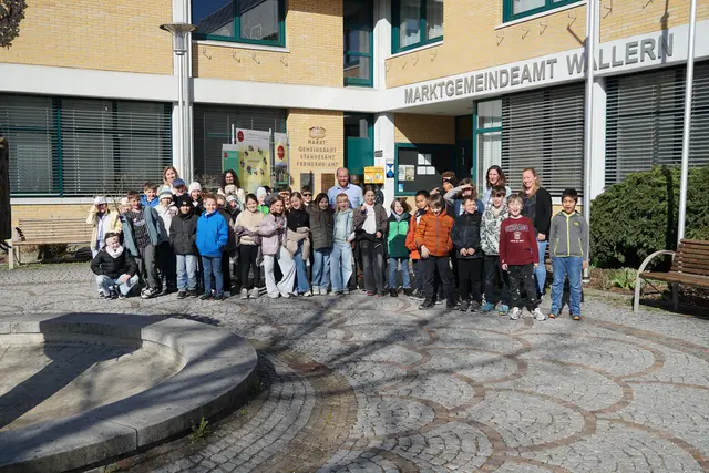Die 3. Klassen der Volksschule Wallern zu Besuch beim Bürgermeister