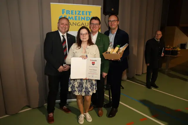 "Dank &amp; Anerkennung" gab es für Karin Gutmann und ihre 10-jährige Tätigkeit im Vorstand der Landjugend. | Foto: Mayerhofer
