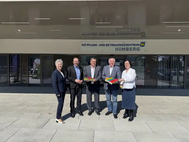 Gemeindespitze bringt Osterfreude ins Pflegezentrum