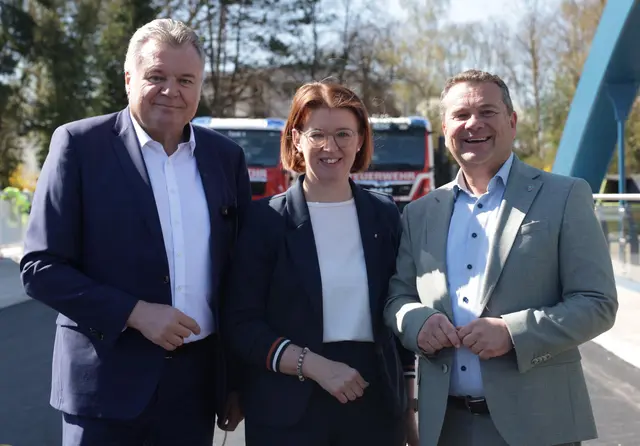 Bei der Brückeneröffnung vor Ort: Landesrat Günther Steinkellner, Landesrätin Michaela Langer-Weninger un BürgermesitrChristian Partoll. | Foto: Land OÖ/Daniel Kauder