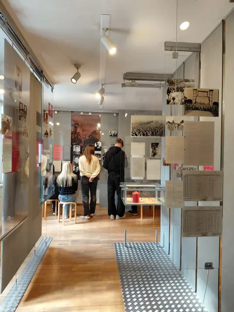 Im Zeitgeschichte Museum Ebensee besuchten die Jugendlichen die Dauerausstellung. | Foto: BHAK/BHAS Bad Ischl