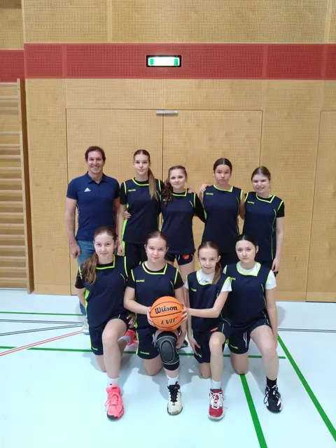 Vorne von links: Sophia Vujica, Goran Pervan, Gabriela Pervan, Noemi Ferencz
Hinten von links: Prof. Stöckler, Annika Wacik, Anna Jajalo, Sarah Leitzenberger, Anna-Marie Sergl. | Foto: BRG Steyr