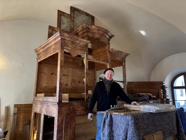 „Jede Generation hat versucht, die Orgel instand zu halten – manchmal auch recht rabiat", sagt Restaurator Matthias Wagner. | Foto: Mein Bezirk/Birgit Gehrke