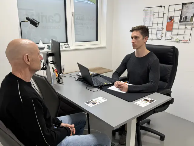 Benedikt Mayr von der Caritas-Sozialberatungsstelle Schärding: "Der Fall von Doris W. zeigt, wie schnell Frauen trotz Arbeit in existenzielle Not geraten können."  | Foto: Caritas