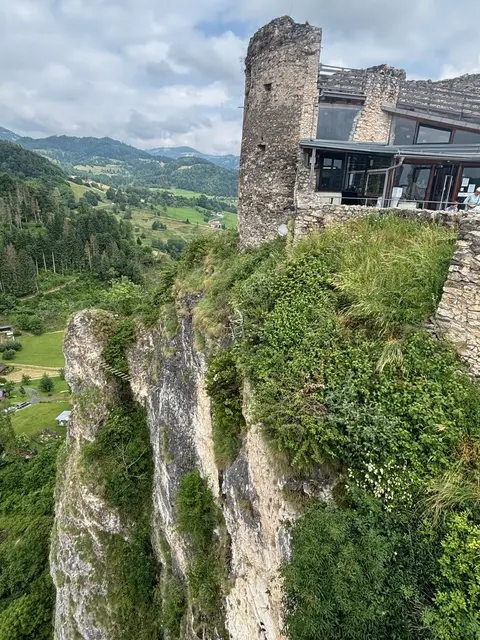 Die Felswand entlang befindet sich ein herausfordernder Klettersteig, in einem Teil der Ruinen der früheren Burg ist die Schänke "Schlossberg mit Herz" beheimatet. Saisonstart der Gastronomie ist heuer am 25. April. | Foto: MeinBezirk.at/Petra Lammer