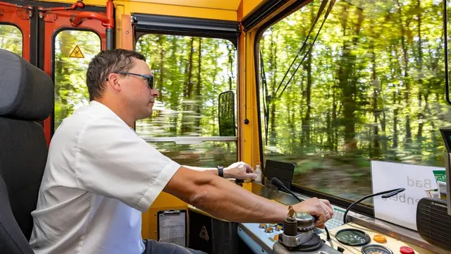 Der Saisonstart der Gleichenberger Bahn ist am 18. April. Dann rollen die Garnituren wieder aus der Remise – für charmante Fahrten durch das Vulkanland. | Foto: StB - Harry Schiffer