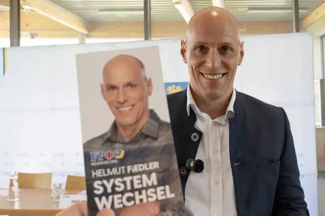 Helmut Fiedler mit seiner Sedcard. | Foto: Santrucek