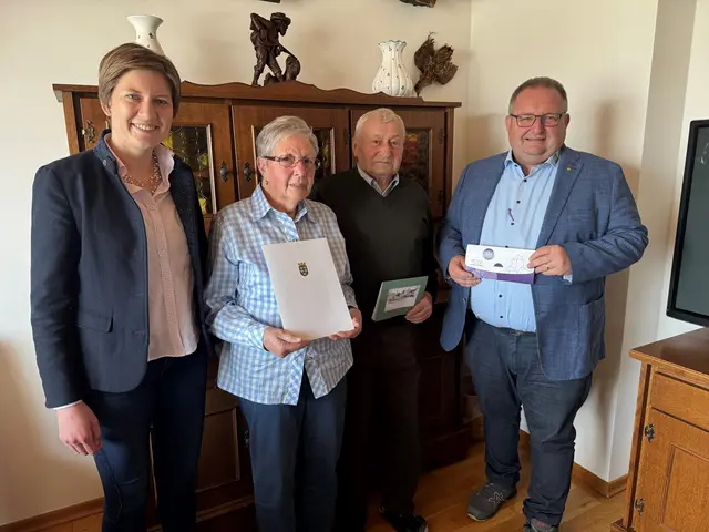Franz und Gertrude Winklmüller feierten ihre Eiserne Hochzeit. Gratulationen kamen von Bürgermeister Franz Kloiber und Mag. Barbara Salzer (BH Hollabrunn). | Foto: Stadtgemeinde Maissau