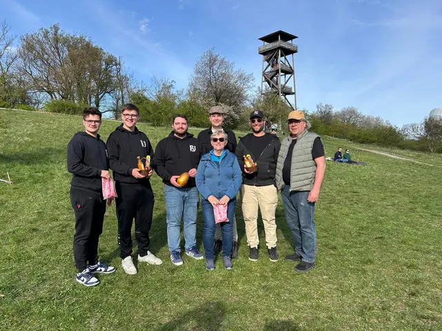 Alexander Hartl, Florian Neufelner, Gemeinderat Manuel Kalss, Vizebürgermeisterin Beatrix Kriszta (beide VP), Roman Marksteiner (Fa. Evamatic), Claus Pelzmann (Obstbau und Gartenpflege Pelzmann) und Bürgermeister Horst Pelzmann (VP) | Foto: Berger Jugend
