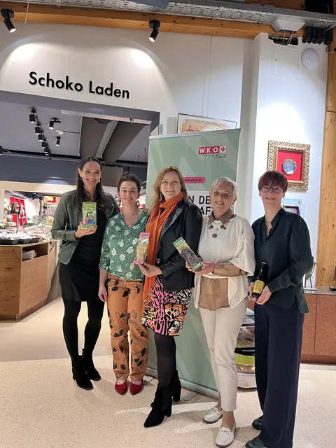 Obfraustellvertreterin Christiane Ortner, Unternehmerin Julia Zotter, Obfrau Silvia Reindl, Manuela Weinrauch von der Wirtschaftskammer und Bettina Wagner von Frau in der Wirtschaft (v. l.) | Foto: Frau in der Wirtschaft
