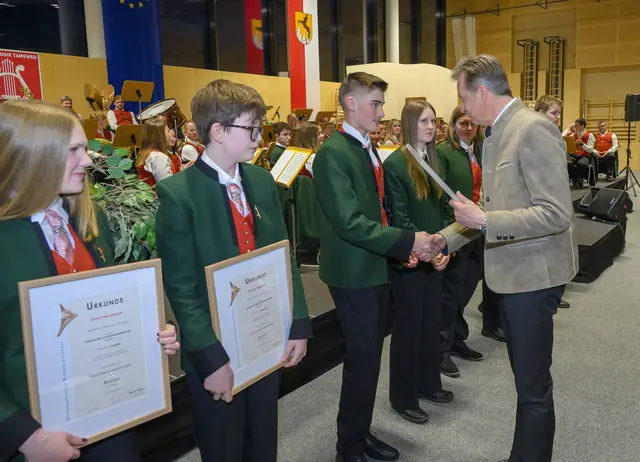 Anna Neuman, Frorian Wieland, Elias Pöllitzer, Seifter Theresa und BM Wolfgang Pfeifenberger. | Foto: Peter Bolha