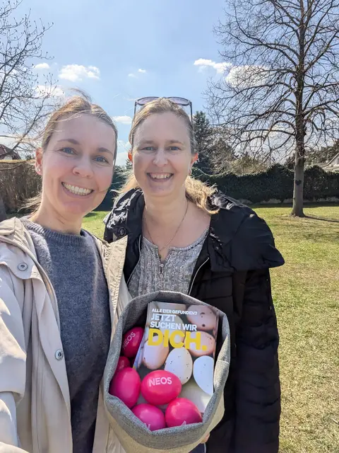 Gemeinderätin Nadine Marx und Nicole Braith beim Verteilen von Ostereiern (vlnr). | Foto: NEOS