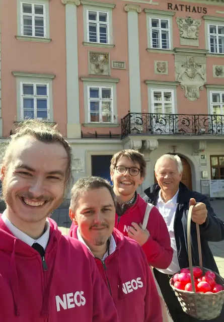 Pinke Osterhasen in der Innenstadt
