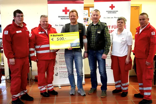 Der Motorsportclub „ Hedgehogs“ hat dem Rotes Kreuz Haugsdorf eine Spende in Höhe von 500 Euro überreicht.  | Foto: Rotes Kreuz Haugsdorf