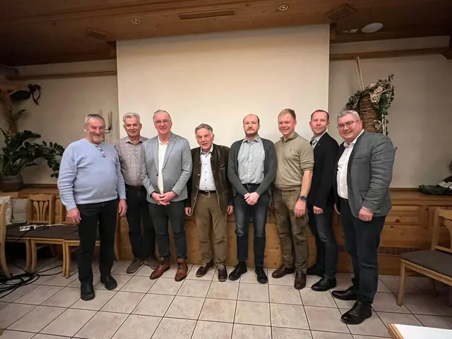 Geschäftsführer Franz Medl, Obmann-Stellvertreter Gerhard Spitzbart, Obmann Stephan Söllner, Vorstände: Georg Reisenberger, Martin Pöll, Florian Stöhr, Christian Brunner, Bürgermeister Ingo Dörflinger.
 | Foto: Nahwärme