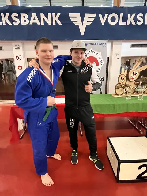 Raphael Lacher (links) mit seinem stolzen Trainer Michael Rieger. | Foto: Andreas Bernhofer