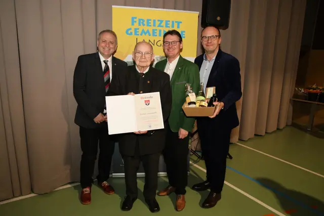 "Dank &amp; Anerkennung" seitens der Gemeinde ausgesprochen wurde Herbert Freundorfer für seine 20jährige Obmannschaft bei den Langauer Senioren. | Foto: Mayerhofer