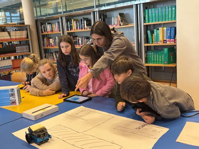 Unter Anleitung der HTL-Schülerinnen und HTL-Schüler wird den Schülerinnen und Schülern der VS und Mittelschule ein hervorragendes technisches Rüstzeug  mitgegeben. | Foto: MeinBezirk/Waltraud Fischer