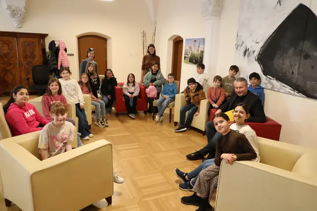 Die Klasse 3a der Volksschule Lerchenfeld war mit Klassenlehrerin Birgit Hackl (r.) und Lehrerin Ursula Röderer bei Bürgermeister Peter Molnar im Rathaus zu Gast. | Foto: Stadt Krems