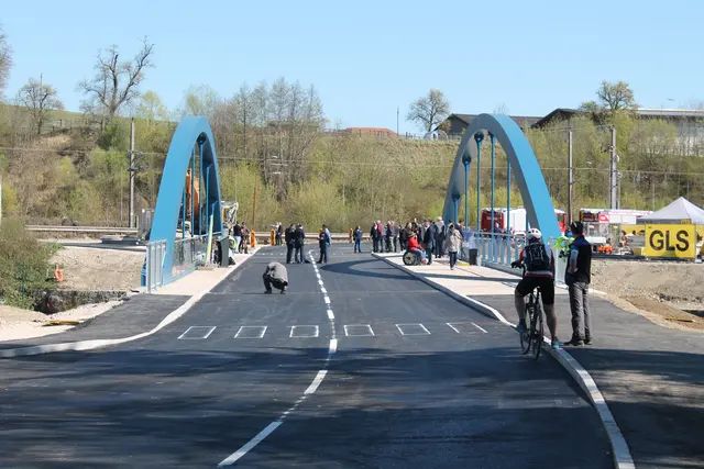 Bereits vor der offiziellen Freigabe konnten Anrainer und Interessierte die neue Kremsbrücke nutzen und den Bau bestaunen. | Foto: MeinBezirk